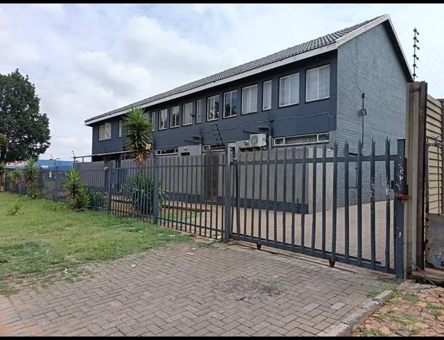 38 BEDROOM FLAT FOR SALE IN VANDERBIJLPARK CW 6
